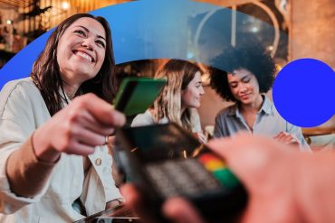 Negocio aceptando pagos con tarjeta en negocio