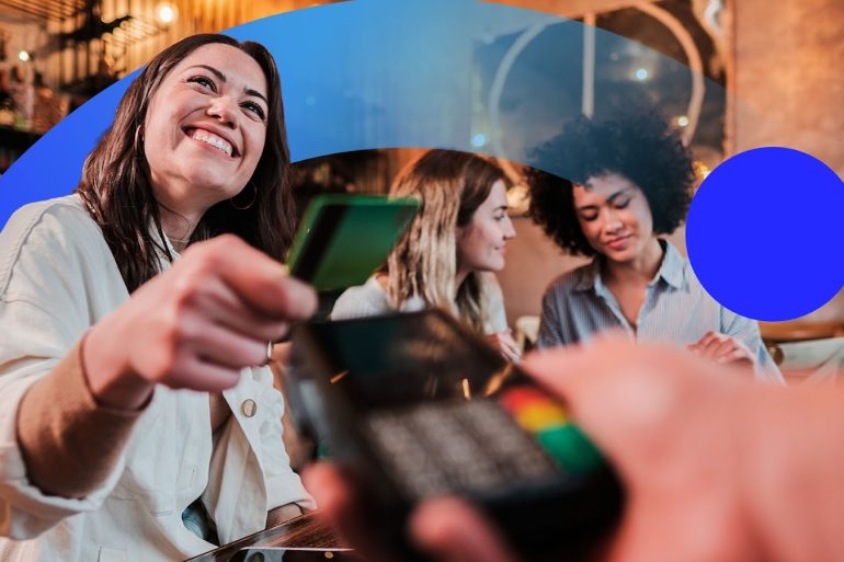 Negocio aceptando pagos con tarjeta en negocio