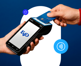 persona utilizando el sistema POS