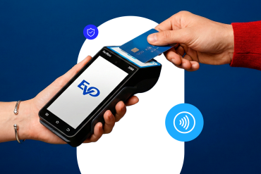 persona utilizando el sistema POS